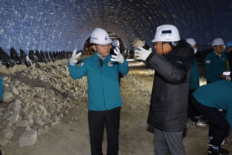 진교훈 서울 강서구청장(왼쪽)이 14일'광명~서울 고속도로' 공사 현장을 찾아 공사 관계자와 함께 씽크홀 예방대책 등 안전관리 사항을 살펴보고 있다. 강서구 제공.