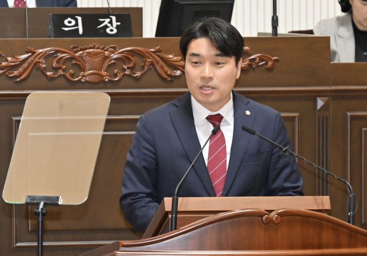 진주시의회 신현국의원 5분자유방언 통해 사고 발생 직후 신속한 대응이 실종자 조기 발견에 중요하다고 주장 하고 있다