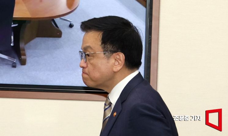 [포토] 굳은표정으로 회의 참석하는 최상목 부총리