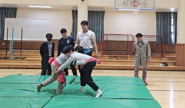 영암군민속씨름단, 찾아가는 씨름교실서 '기술 전수'
