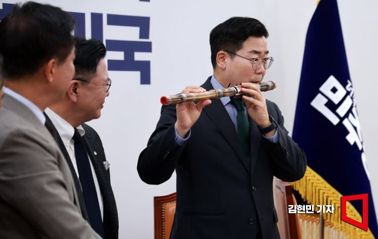 [포토] 만파식적 부는 박찬대 직무대행