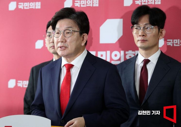 기자 손목 끌고 간 권성동…뉴스타파 "형사고소할 것"