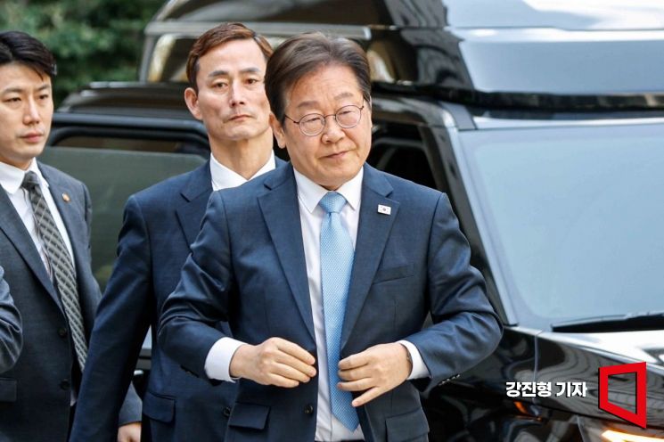 [포토] 법정으로 이동하는 이재명 전 대표