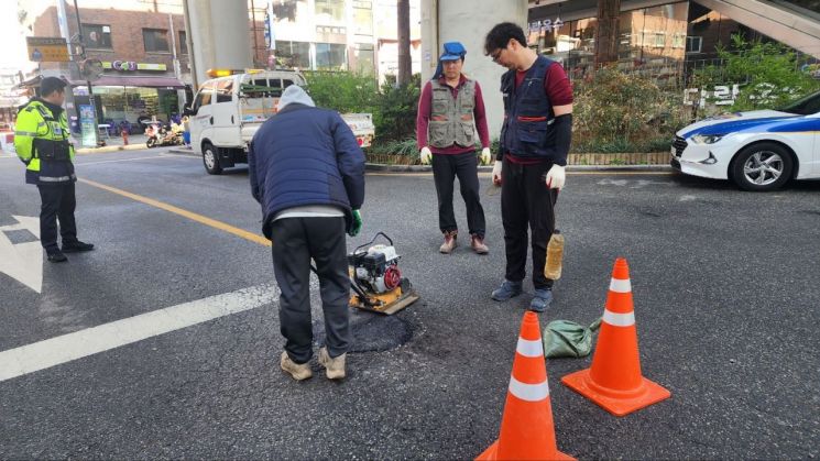 서울 옥수역 인근 지름 60㎝ 포트홀 발생…조치 완료