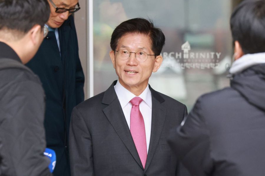제21대 대통령 선거 출마를 선언한 김문수 전 고용노동부 장관이 13일 서울 서초구 양재온누리교회에서 예배를 마치고 차량으로 향하며 취재진을 만나고 있다. 연합뉴스