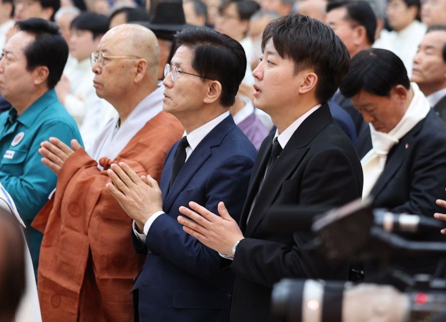 대선 출마를 선언한 김문수 전 고용노동부 장관과 개혁신당 이준석 대선 예비후보가 14일 경북 안동시 목성동주교좌성당에서 엄수된 두봉 레나도(프랑스명 르네 뒤퐁) 주교 장례미사에 참석하고 있다. 연합뉴스