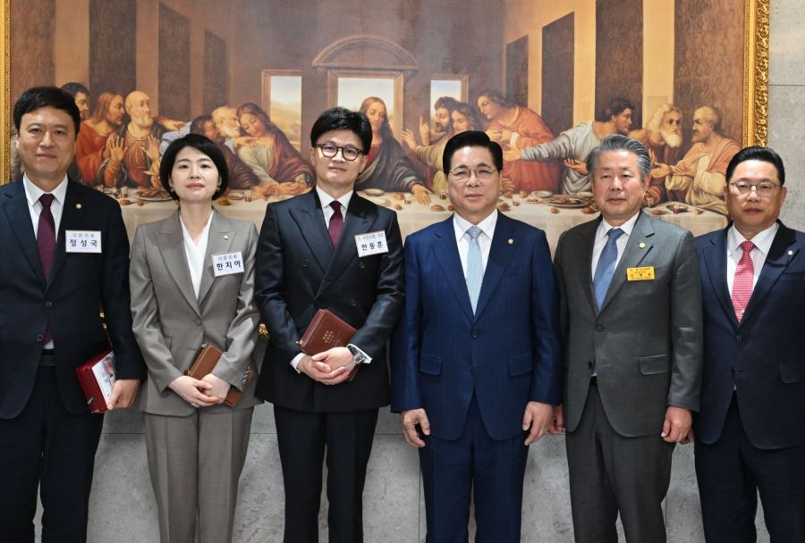국민의힘 한동훈 전 대표가 지난달 16일 서울 영등포구 여의도순복음교회에서 예배를 마친 뒤 이영훈 담임목사와 기념촬영 하고 있다. 연합뉴스