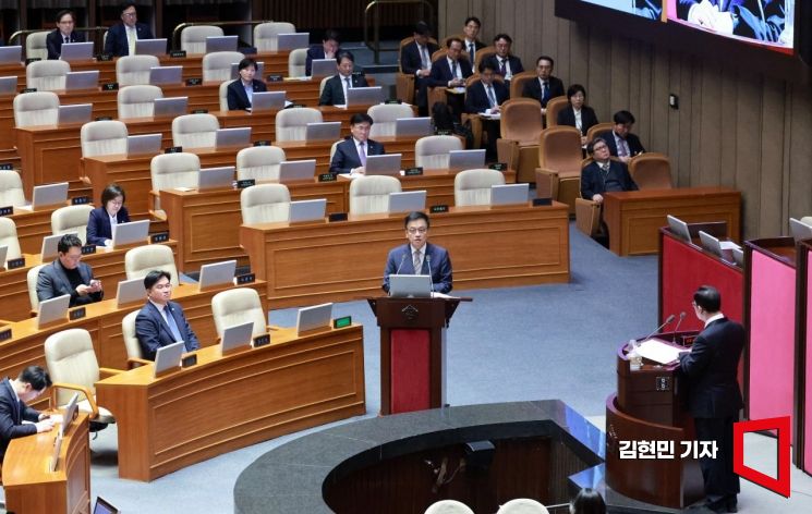 최상목 경제부총리 겸 기획재정부 장관이 15일 국회 본회의에서 열린 경제분야 대정부질문에서 의원질의에 답하고 있다.