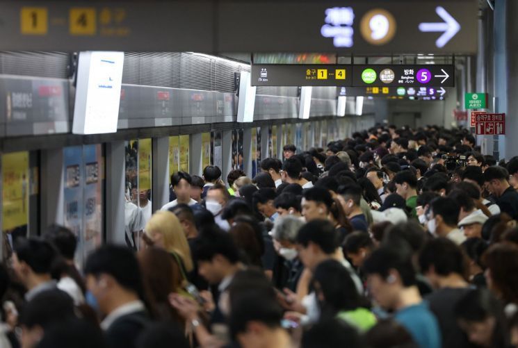 "누가 9호선에 X 쌌다"…출근길 인분 소동