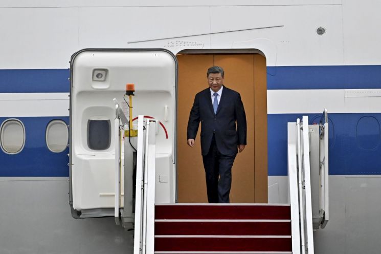 시진핑 중국 국가주석이 15일(현지시간) 말레이시아 쿠알라룸푸르 외곽에 도착한 모습. 연합뉴스