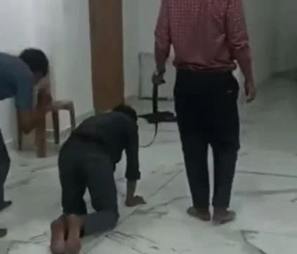 인도 한 마케팅 회사 사장의 갑질 정황이 포착돼 논란이 불거졌다. 인디안익스프레스 캡처
