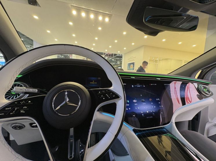 車디스플레이 '거거익선'…LG, 대형 디스플레이 4년 연속 선두