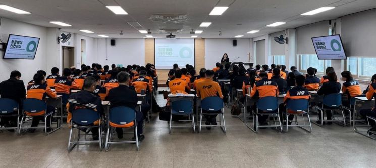 경기도여성가족재단이 지난해 경기도소방학교 소방위를 대상으로 성인지 교육을 진행하고 있다. 경기도여성가족재단 제공