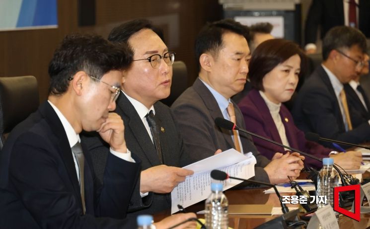 [포토] 미 관세조치 대응 관련 발언하는 정인교 본부장