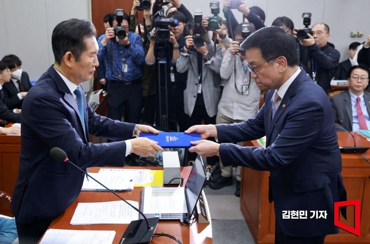 [포토] 선서문 제출하는 최상목 부총리