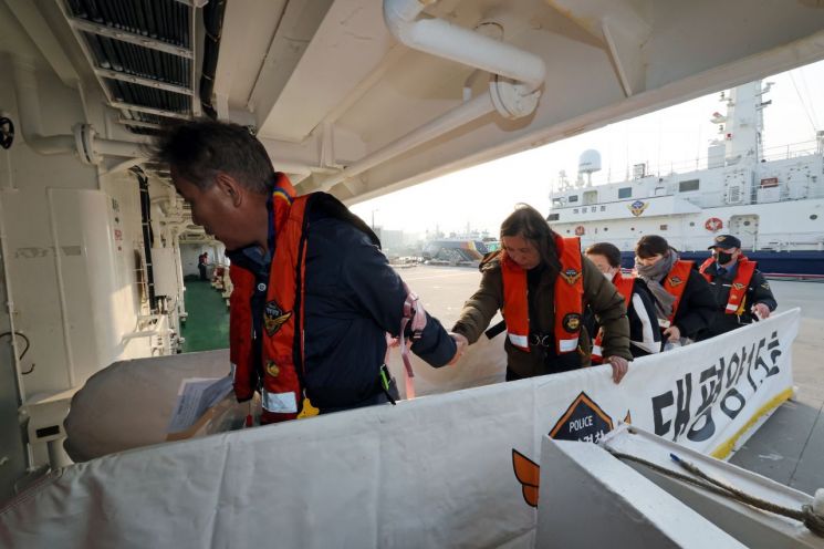 16일 오전 전남 목포시 목포해경부두에서 세월호 희생자 가족들과 4·16 재단 관계자 등이 세월호 선상추모식을 위해 경비함정에 탑승하고 있다. 연합뉴스