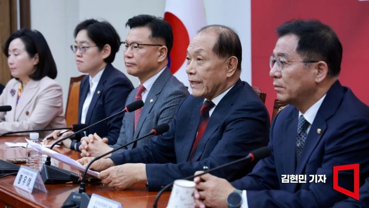 [포토] 황우여 "경선 막 올라…당 화합 저해·분열 유발시 엄중 대응"