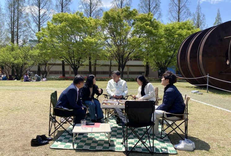 '불타는 소통왕' 홍태용 김해시장, 직원과 연지공원서 도시락 먹다