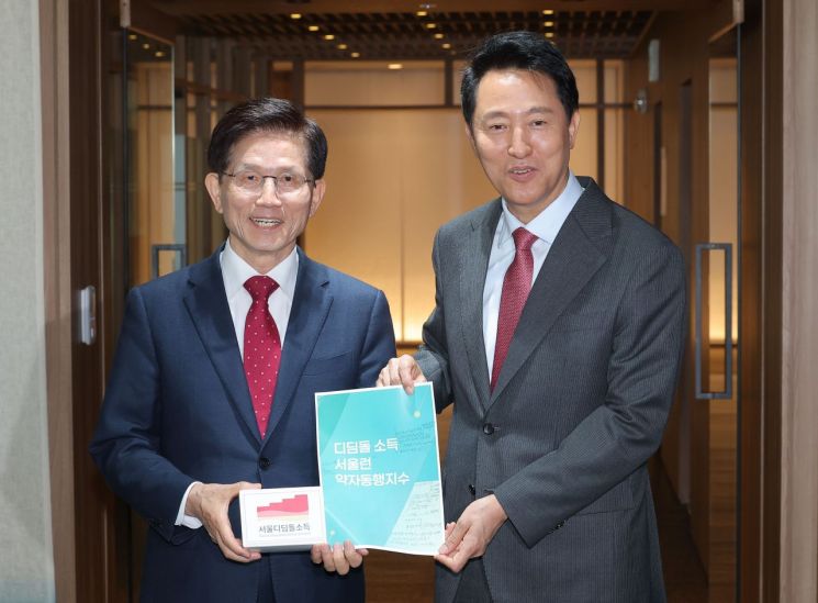 오세훈 서울시장과 회동을 마친 김문수 전 고용노동부 장관이 16일 서울시청 시장실을 나서며 배웅 나온 오 시장과 기념촬영을 하고 있다. 연합뉴스