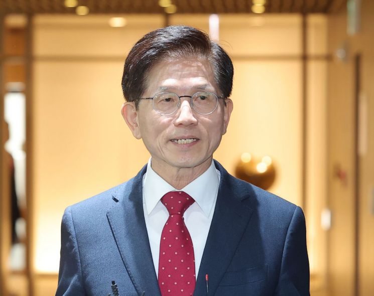 오세훈 서울시장과 회동을 마친 김문수 전 고용노동부 장관이 16일 서울시청에서 취재진 질문에 답하고 있다. 연합뉴스