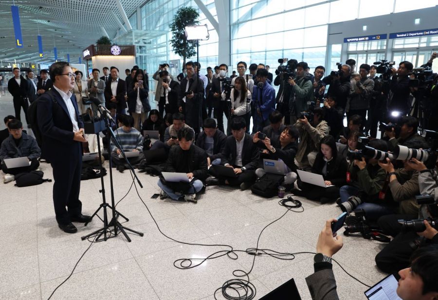 김동연 경기도지사가 9일 인천공항 2터미널에서 제21대 대통령선거 출마 선언을 하고 있다. 김 지사는 이날 미국 트럼프 발 관세 전쟁 대응책을 찾기 위해 미국으로 출국하기 전 가진 '자동차 부품 관세 대응을 위한 긴급 출국 보고 회견'에서 대선 출마 선언을 하게 됐다. 연합뉴스