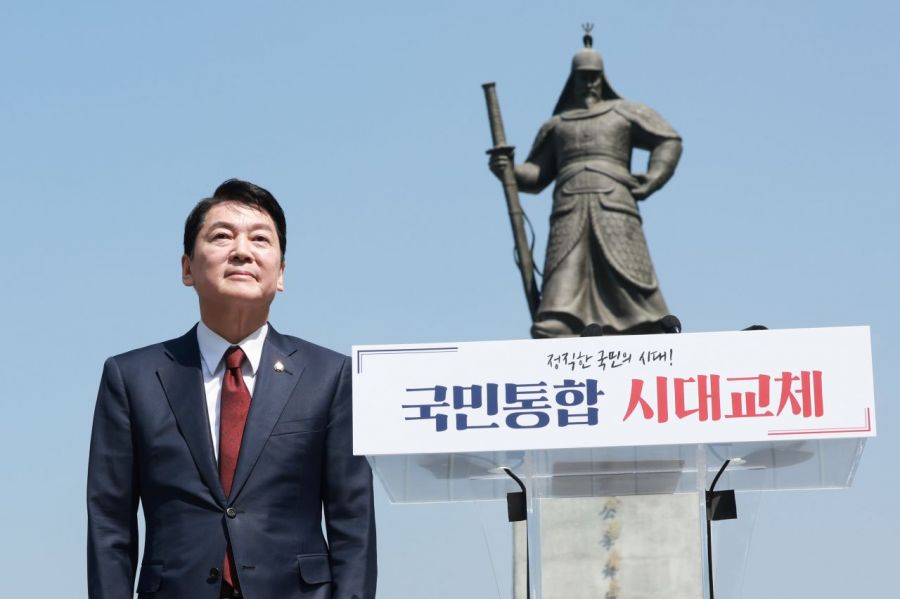 국민의힘 안철수 의원이 8일 서울 광화문광장 이순신 장군 동상 앞에서 제21대 대통령 선거 출마를 선언하기 위해 단상으로 향하고 있다. 연합뉴스