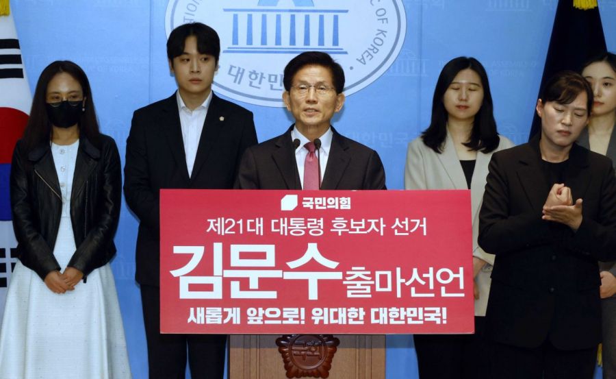 김문수 전 고용노동부 장관이 9일 국회에서 기자회견을 열어 제21대 대통령 선거 출마 선언을 하고 있다. 2025.4.9 김현민 기자