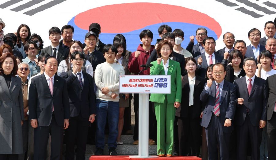 국민의힘 나경원 의원이 11일 서울 여의도 국회 본청 앞 계단에서 대선 출마 선언에 앞서 지지자들과 파이팅하고 있다. 연합뉴스