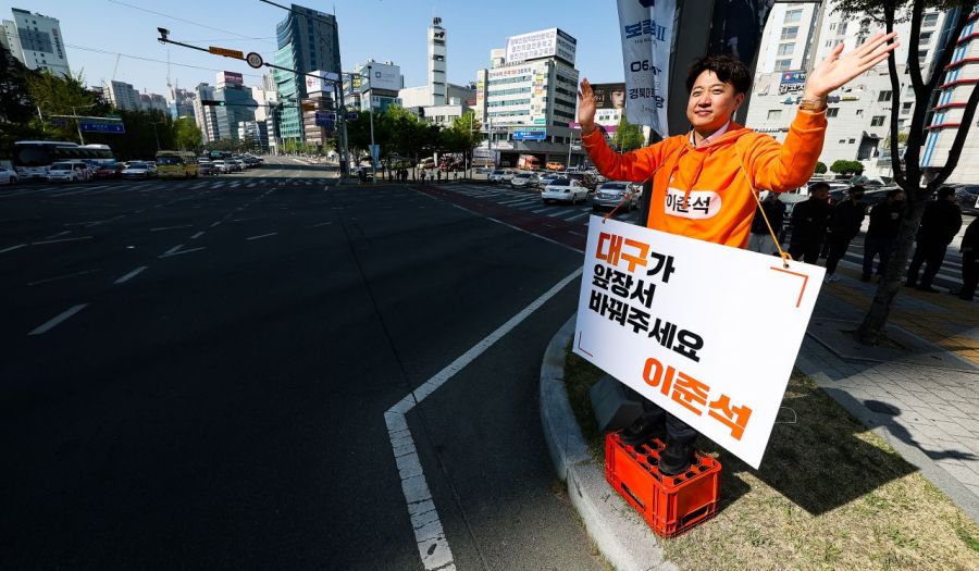 개혁신당 이준석 대선 예비후보가 11일 대구 동구 동대구역네거리에서 시민들에게 인사를 하고 있다. 연합뉴스