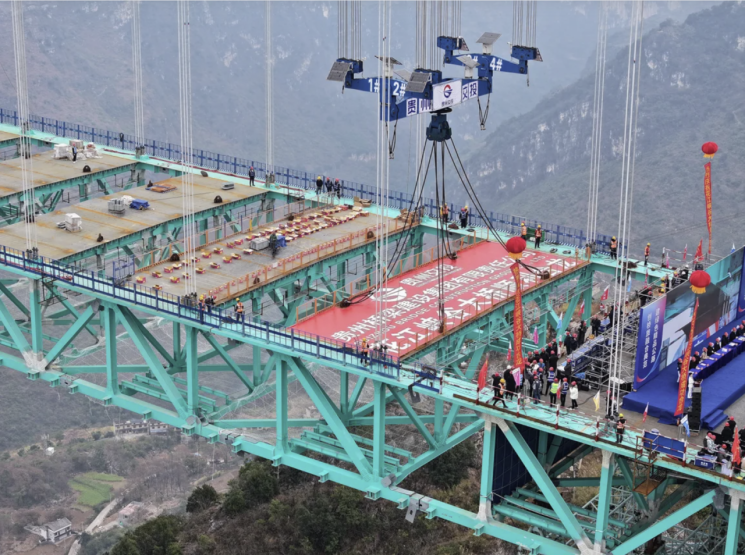 무게 에펠탑 3배·높이 600m…완공 앞둔 中 세계 최고 다리