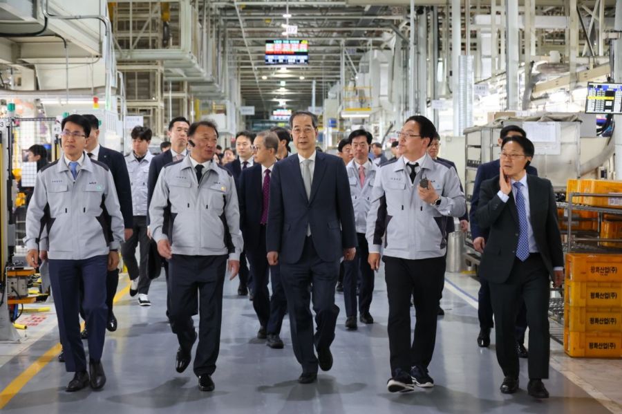 한덕수 대통령 권한대행 국무총리가 15일 기아 오토랜드 광주공장을 방문하고 있다. 오른쪽 사진은 기아 오토랜드 광주공장에서 자동차산업 현장 간담회를 진행하고 있는 모습. 연합뉴스