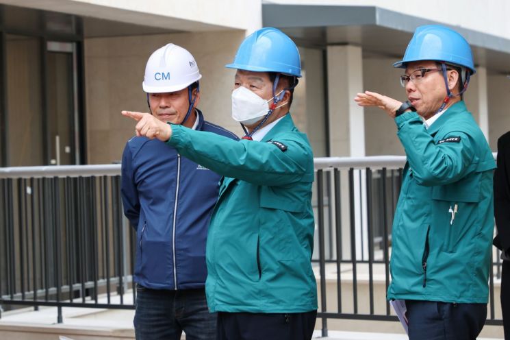이상근 고성군수 '유스호스텔 건립사업' 현장 최종 점검