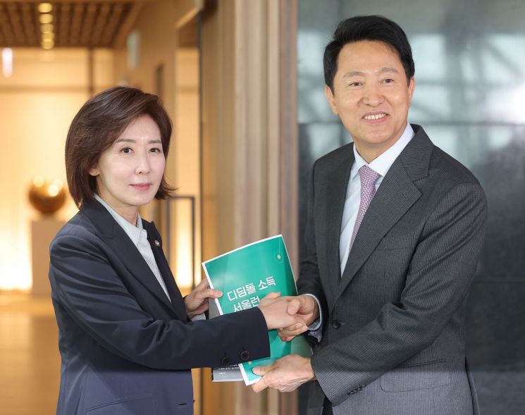 오세훈 서울시장과 회동을 마친 나경원 의원이 16일 서울시청 시장실에서 나와 오 시장과 악수를 나누고 있다. 연합뉴스