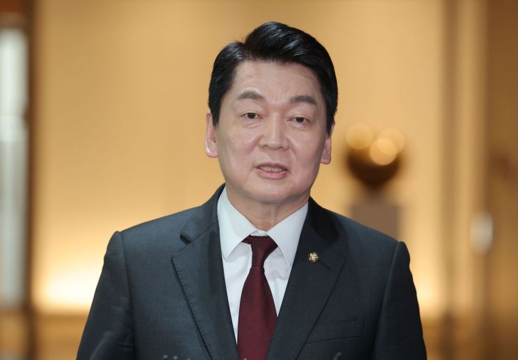 오세훈 서울시장과 오찬 회동을 마친 안철수 국민의힘 의원이 16일 서울시청 시장실에서 나와 취재진 질문에 답하고 있다. 연합뉴스