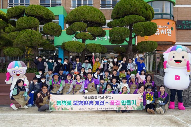 이필형 동대문구청장 홍파초 아이들과 통학로 꽃심기