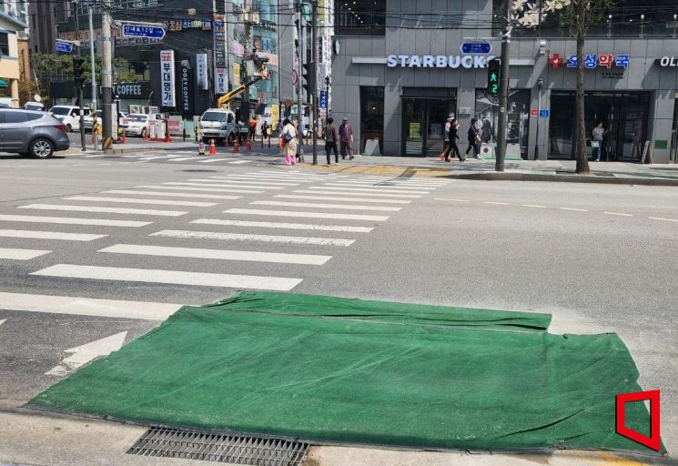 멀쩡하던 도로가 순식간에…삼켜질까 두려운 '싱크홀' 막대한 예산에 방지책 고민