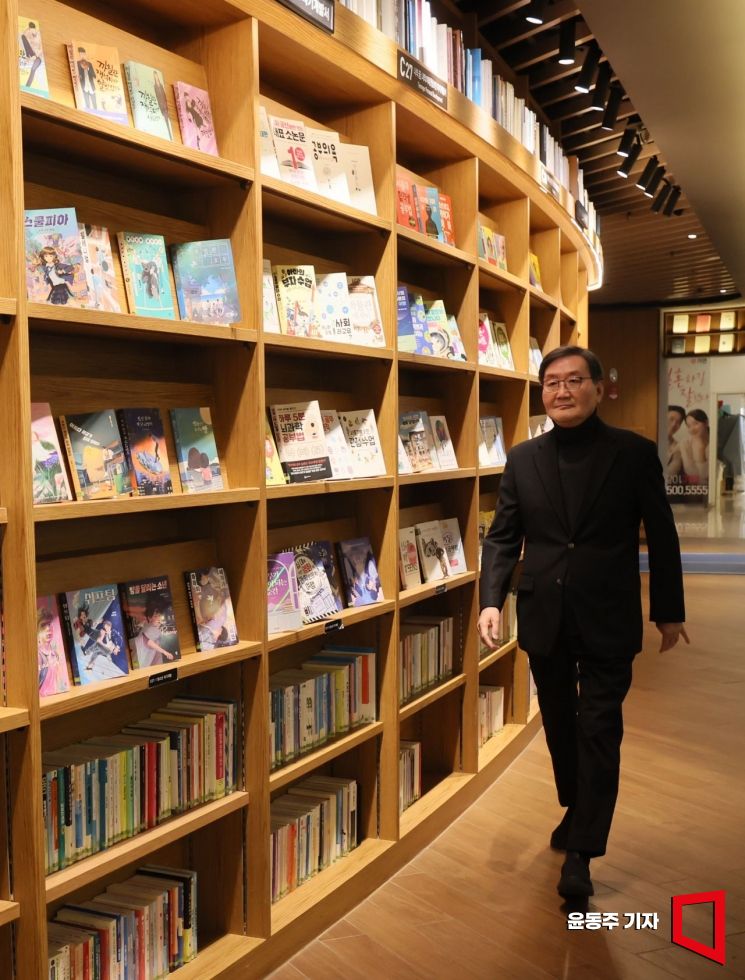 전광우 세계경제연구원 이사장이 서울 강남구 코엑스 별빛도서관을 걷고 있다. 전 이사장은 꾸준히 걷는것이 건강 비결이라며 시간이 허락될 때마다 집과 사무실 근처를 걷고 있다고 말했다. 윤동주 기자