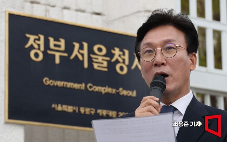 [포토] 청사앞에서 1인 시위 하는 김민석 최고위원 