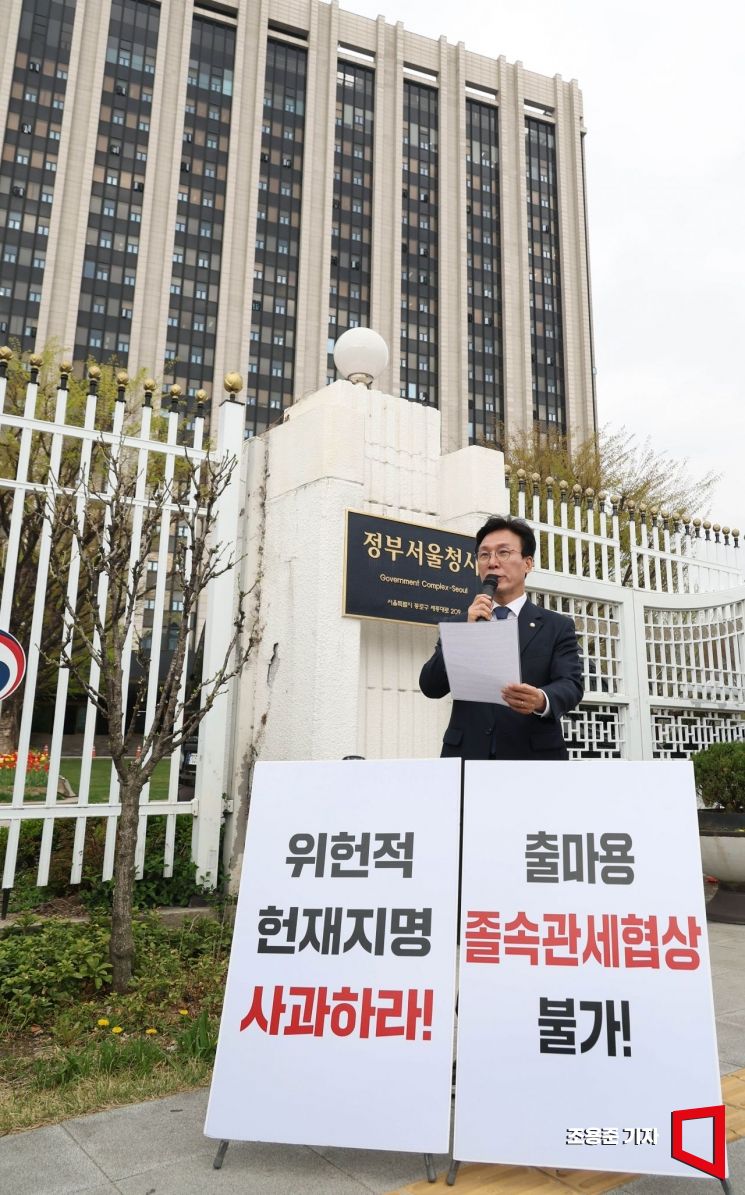 [포토] 정부청사앞 1인 시위하는 김민석 최고위원