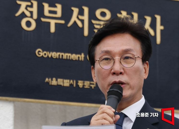 김민석 더불어민주당 최고위원이 17일 서울 종로구 정부서울청사앞에서 한덕수 대통령 권한대행 졸속 관세협상 불가 기자회견 및 1인 시위를 하고 있다. 2025.4.17 조용준 기자