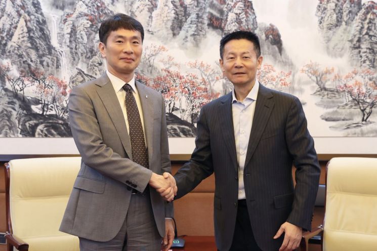 이복현 금융감독원장(왼쪽)이 지난 15일 중국에서 우 칭 증권감독관리위원회(CSRC) 주석과 면담하고 기념사진을 찍고 있다. 금융감독원