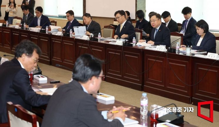 [포토] 국민연금기금운용위원회 주재한 조규홍 장관