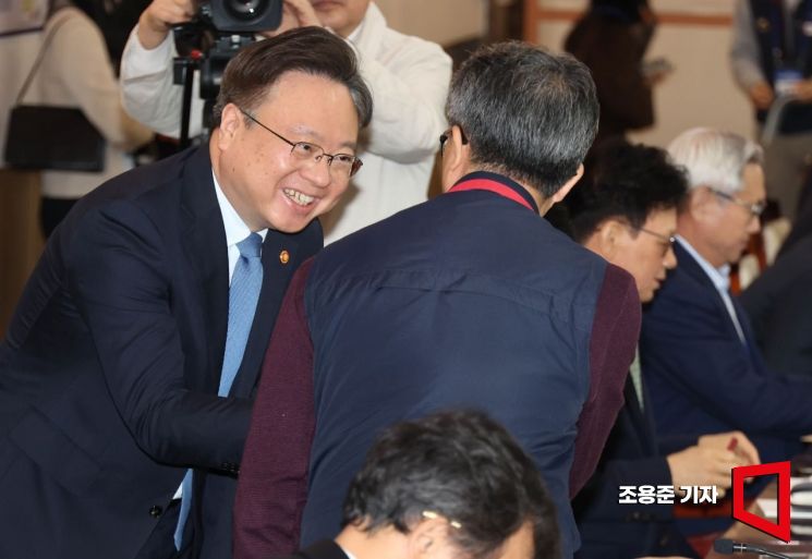 [포토] 인사나누는 조규홍 복지부장관
