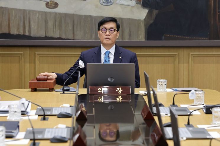 금통위 "성장 전망 불확실성 커…환율·가계부채 흐름도 더 살펴야"