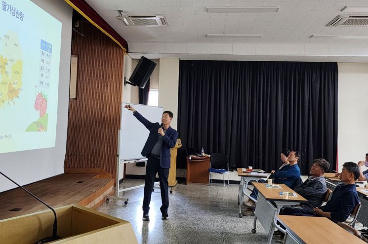 고령군 농업기술센터가 대가야 농업기술대학 딸기고설육묘학과 학생 44명과 청강생 10명을 대상으로 딸기 재배 동향과 생리 생태적 특성 교육을 진행하고 있다. 고령군 제공