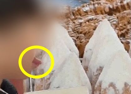 서울의 한 베이커리에서 오픈 진열된 빵에 혀를 갖다 대는 한 아이의 모습이 담긴 영상이 최근 SNS를 중심으로 확산하며 위생 논란이 일었다. 온라인 커뮤니티