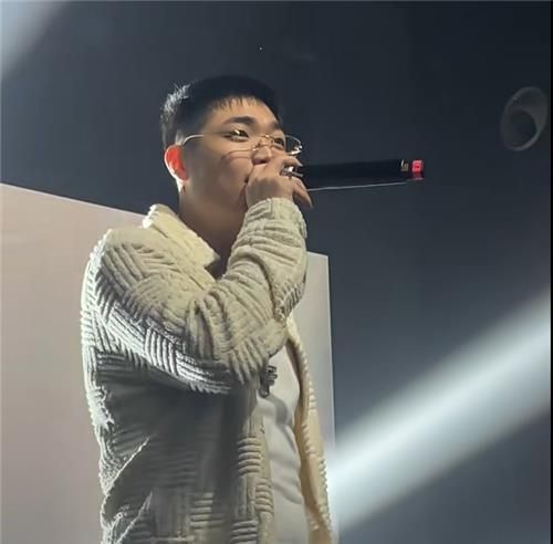 중국 우한에서 공연하는 래퍼 '호미들'.샤오훙수 캡처