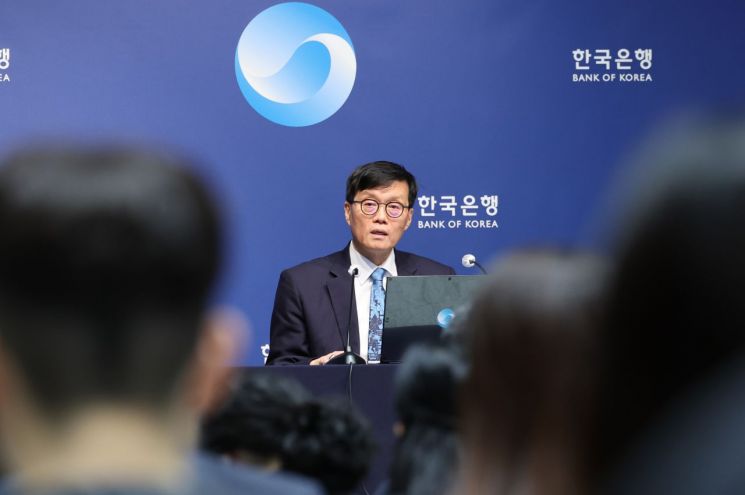 [일문일답]이창용 "美 관세라는 터널 들어와…5월 성장전망 하향 불가피"