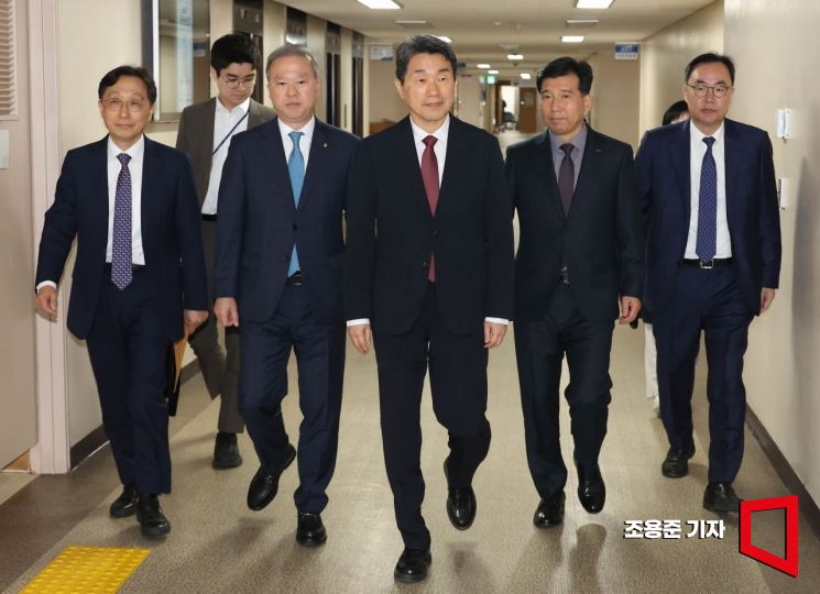 [포토] 2026학년도 의대정원 브리핑 참석하는 이주호부총리