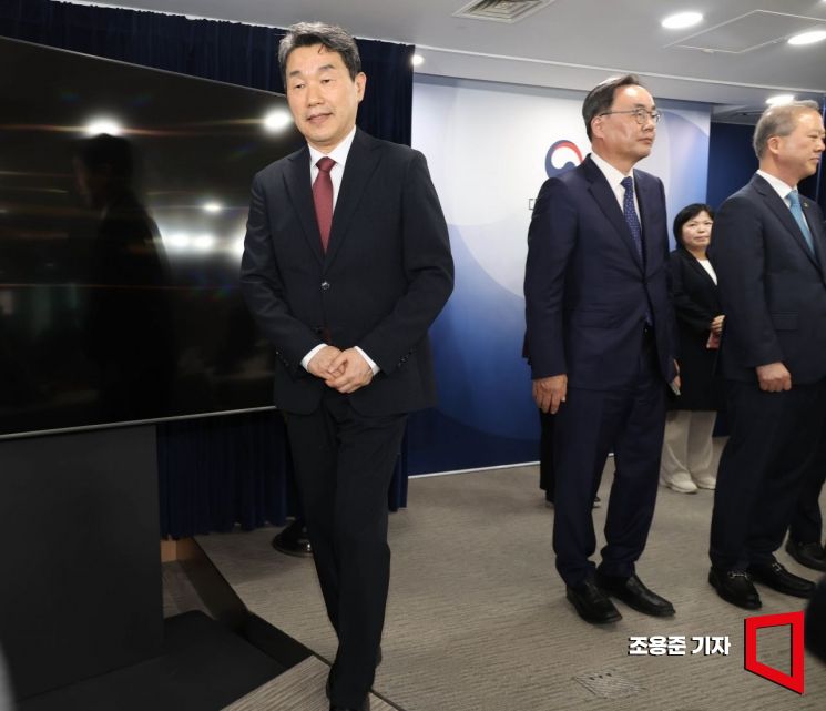 [포토] 브리핑장 떠나는 이주호 사회부총리